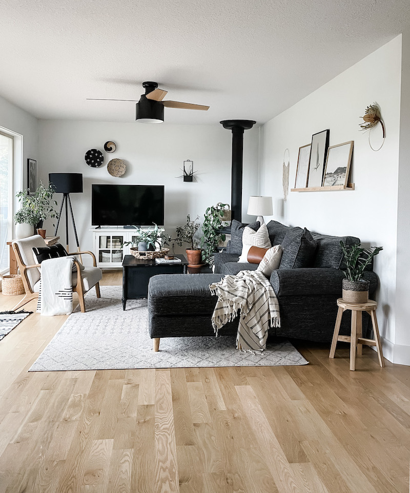 family room with ceiling fan