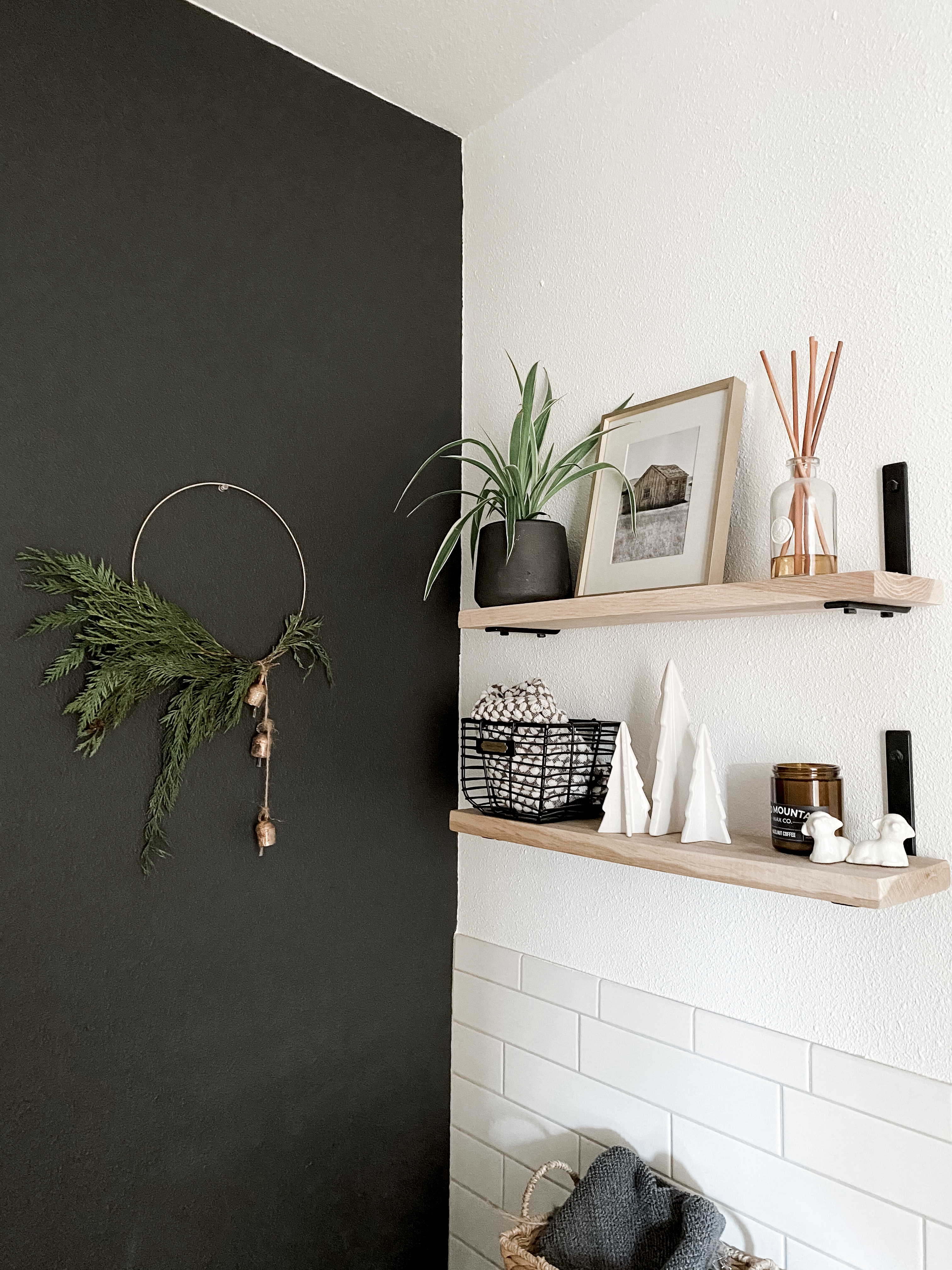 holiday home decor with little festive touches in the bathroom