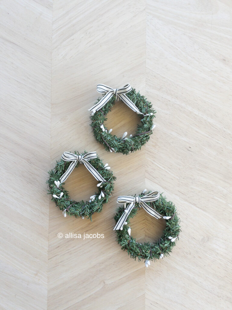 mini wreaths - DIY christmas ornaments