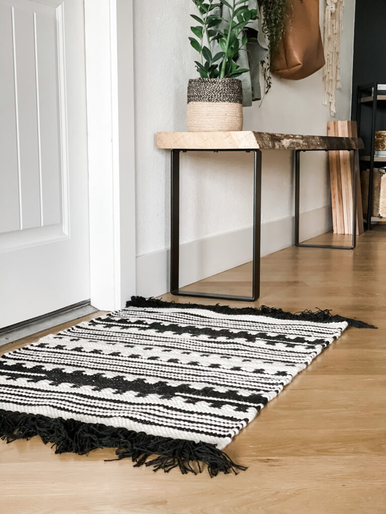 woven accent rug
